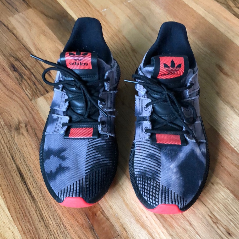 Adidas men’s size 9 distressed look sneakers